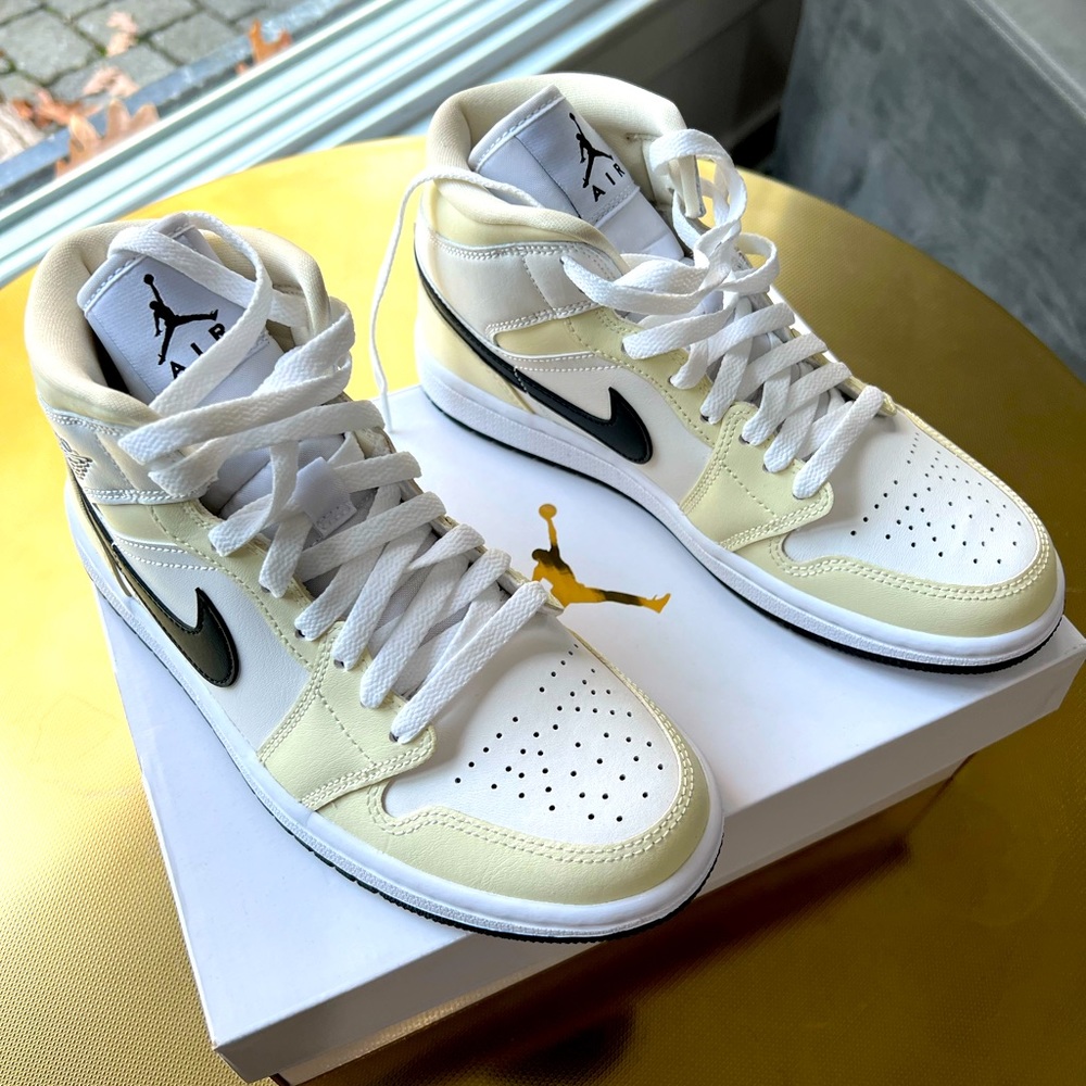 Women’s sneaker Nike air Jordan 1 Mid size 7